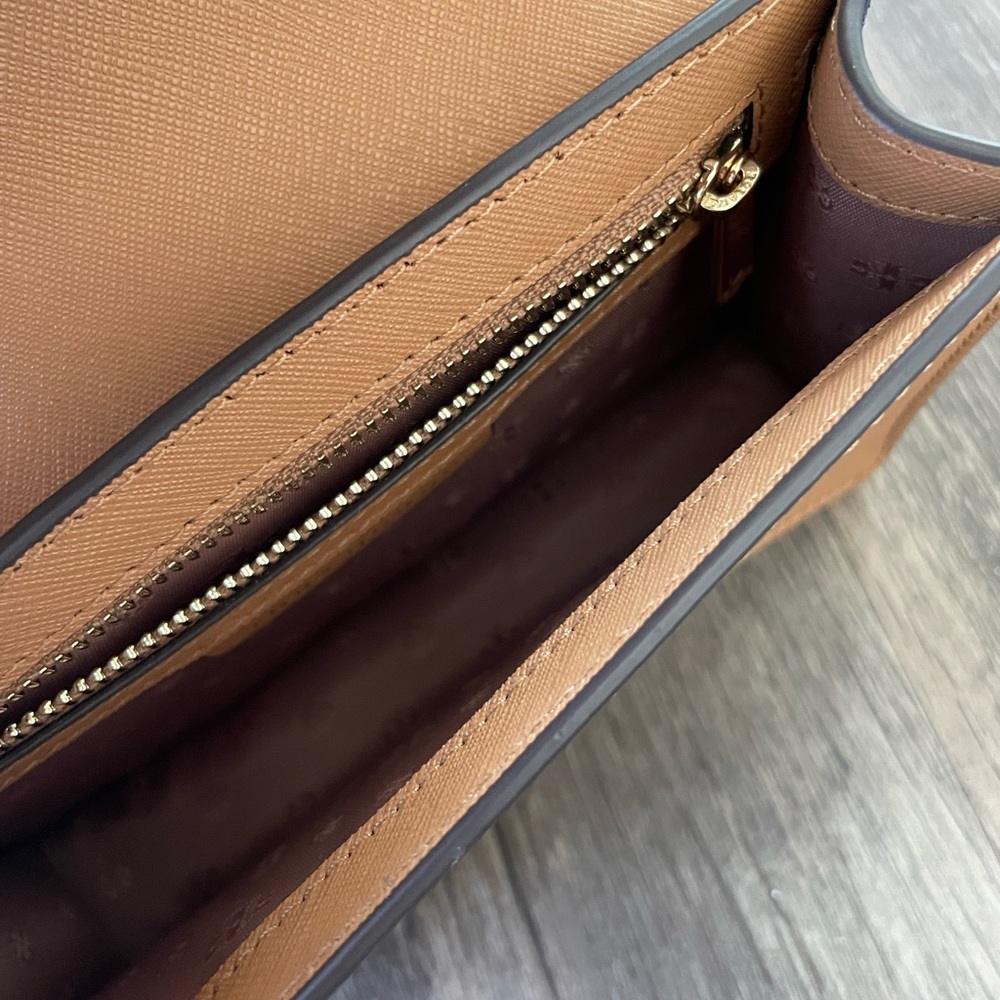 Tory Burch Two-Tone White & Tan Chain Shoulder Bag - Picture 8 of 8